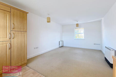 Maple House, Denham Wood Close photo 4