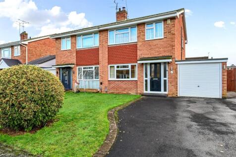 Yateley, GU46 - property photo