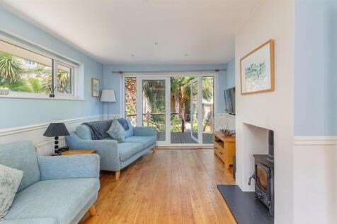 Bright sitting with with doors to garden