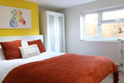 77 MIddleton Road, Room 2  1.JPG