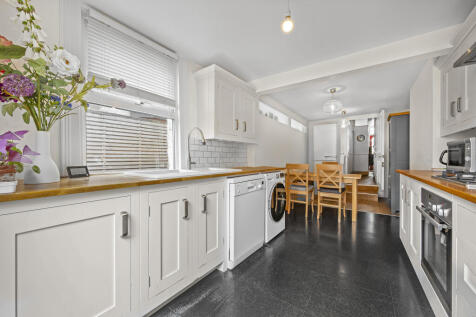 3 bed, 2 bath Terraced in London - Photo 7