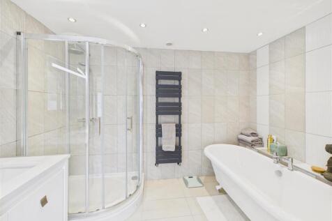 En-suite Bath/Shower Room