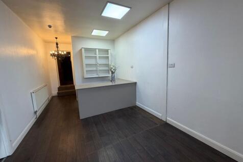 Retail Property (high street) to rent Image 8