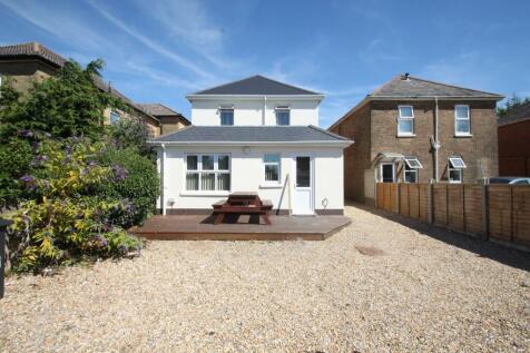 7-bed detached on Wallisdown Road, Poole, BH12, £4,025/mo