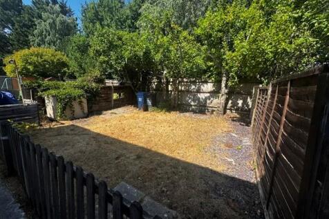 132 redhoave garden.jpg