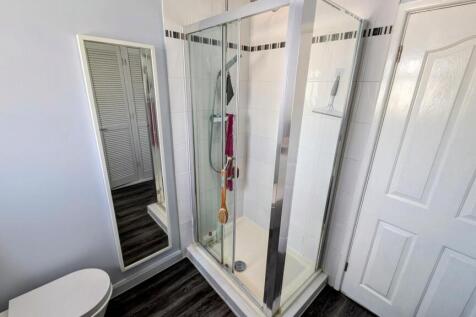 24 Church Rd bath 5.jpg