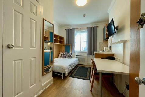 Studio flat on Fulham, London, W6, £1,668/mo