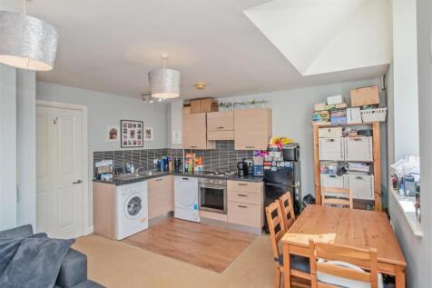 Open Plan Living Room / Dining Area / Fitted Kitch