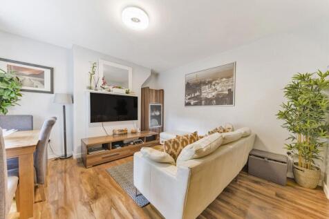 ZERO DEPOSIT AVAILABLE. LONG LET. This modern 3 bedroom, 2nd floor flat offers a well proportioned living space with 3 spacious bedrooms and a bright reception room.