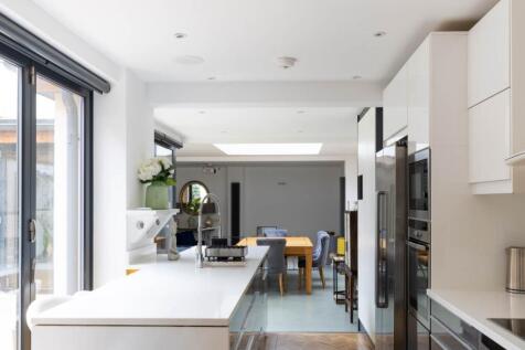Kitchen view to rece