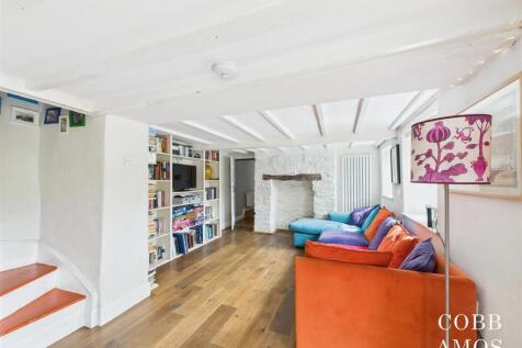 CAM02803G0-PR0220-STILL009 livingroom.jpg