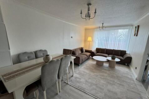 Large 2 Bedroom Maisonette