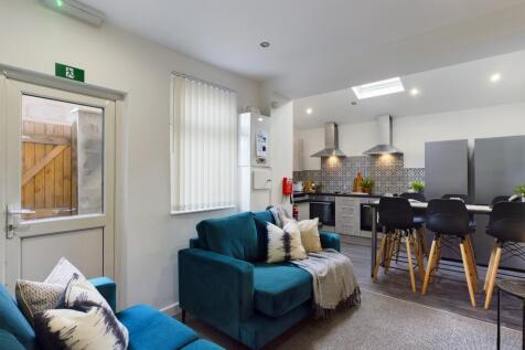 A spacious and inviting large modern living roo...