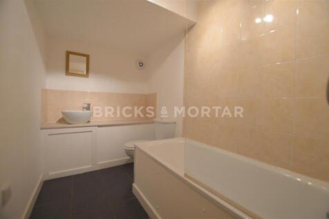 Flat 3, 24 Portland Terrace Bathroom.jpg