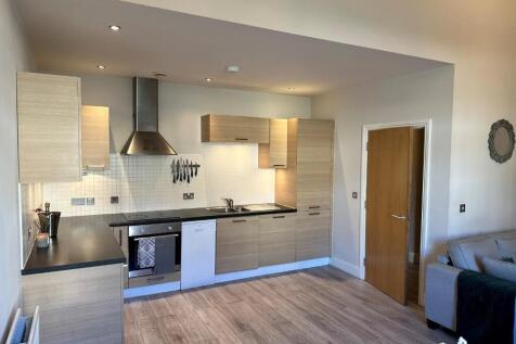 2 bed flat to rent Reigate Ave, London SM1