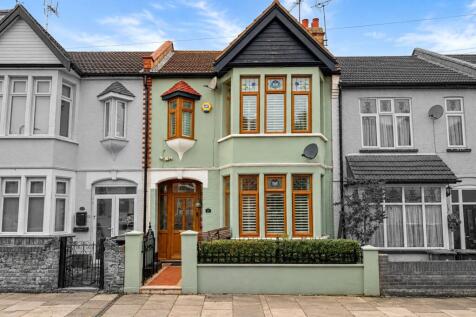 MacDonald Avenue, Westcliff-on-Sea, Essex. 3 bedroom terraced house for sale