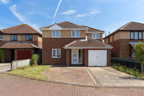 Stunning 4-Bedroom Family Home in a Quiet Cul-de-