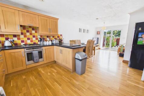 OPEN PLAN KITCHEN / LOUNGE DINER
