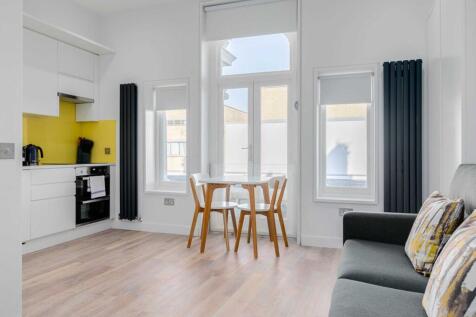 Studio flat on Porchester Road, London W2, £1,900/mo