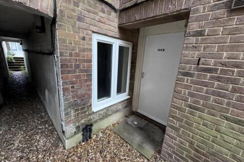 1-bed flat on High Street North, Dunstable, £800/mo