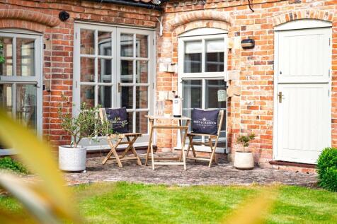 Discreet Listing, Upton...