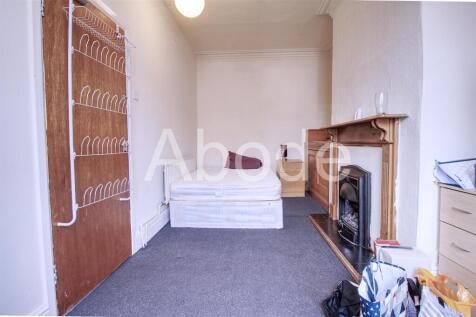 Royal Park Avenue, Hyde Park, West Yorkshire photo 5