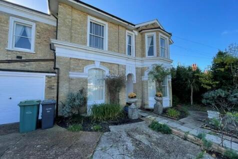 4-bed flat on Queens Road, Ryde, £1,425/mo