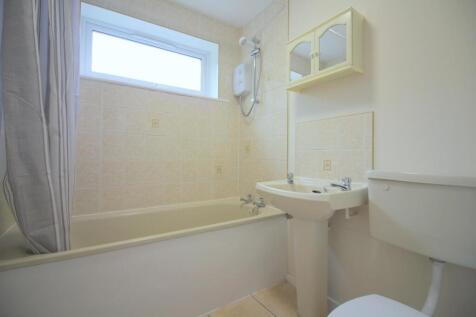 Aylsham Drive, Ickenham photo 4