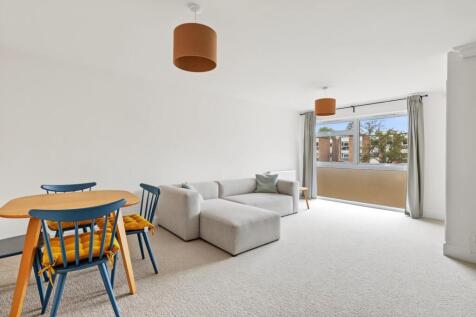 3-bed flat on Wycombe Court, 
14 St. Johns Park, SE3, £2,500/mo