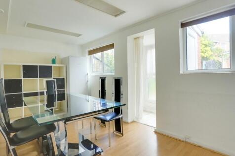 Wauthier Close, Palmers Green, N13 5HU photo 3