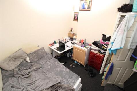Cosy double bedroom with integrated study desk...