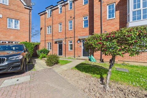School Dr, Woodley