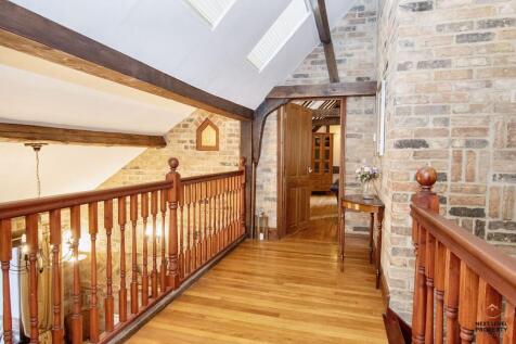 First Floor Galleried Landing and Staircase