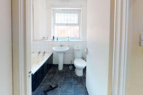 St Johns Close, Hyde Park, Leeds photo 5