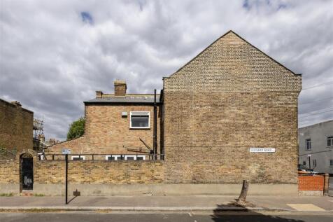 Station Road, E7