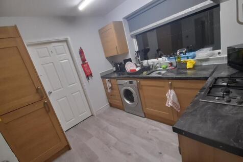 Bright, modern kitchen with wood-effect cabinet...