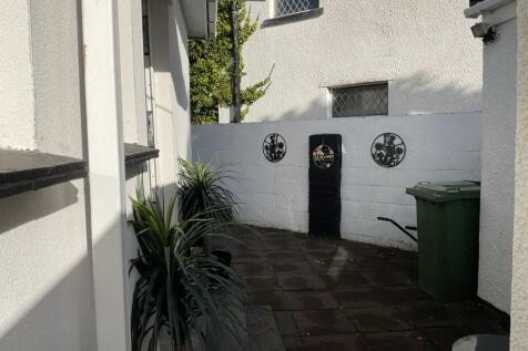 12 energlyn close side garden.jpg