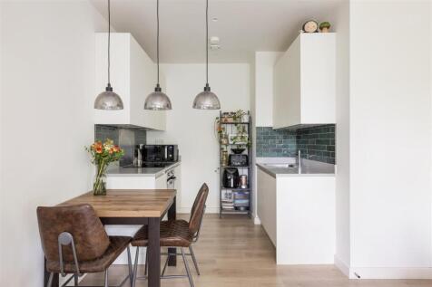 Gardner Close, E11
