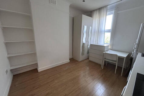 A well presented self-contained Studio to Rent.