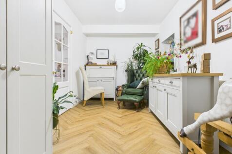 CAM03729G0-PR0201-STILL013