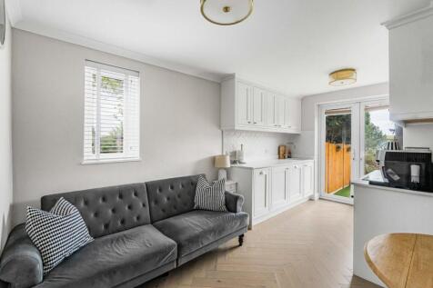 OPEN-PLAN LOUNGE / KITCHEN