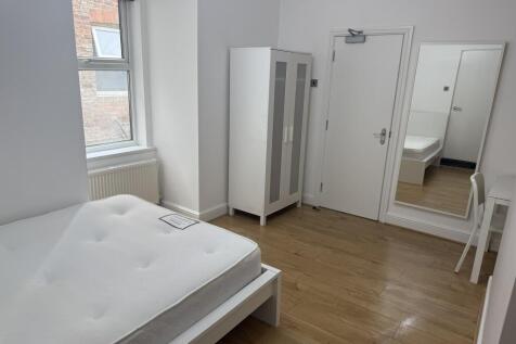 Flat 2, 6  Sandy Grove, Salford M6 8QX photo 3