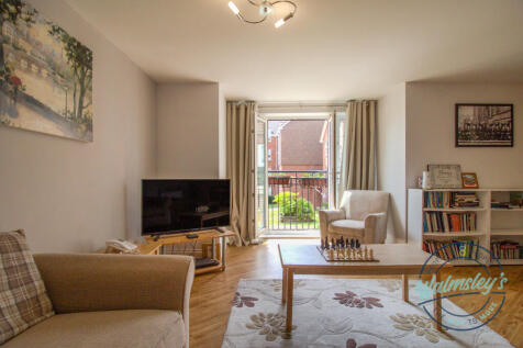 Sitting room &amp; French doors to Juliet Balcony