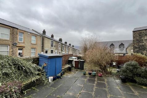 Walled Frontage &amp; Shared Rear Yard