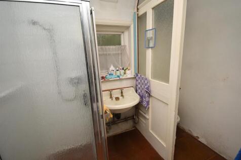Shower Room GF.JPG