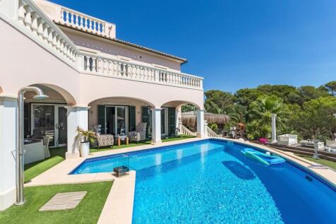 Villa with inviting pool and sea views in Llucmajor