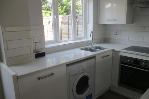 Vernon Close, OTTERSHAW photo 3