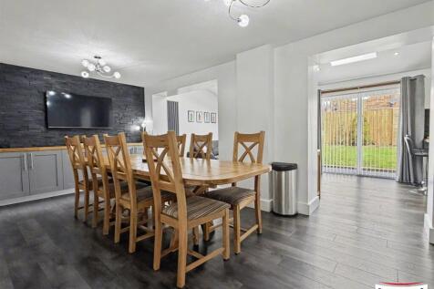 KITCHEN DINER &amp; FAMILY AREA