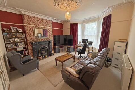 Desborough Road 32 - Lounge Front.jpg