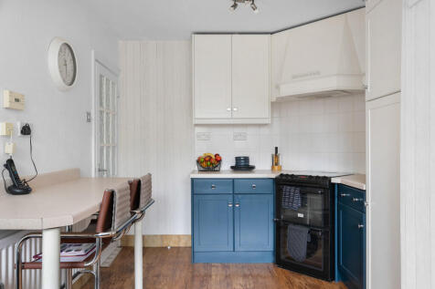 Curzon Close, Cur...